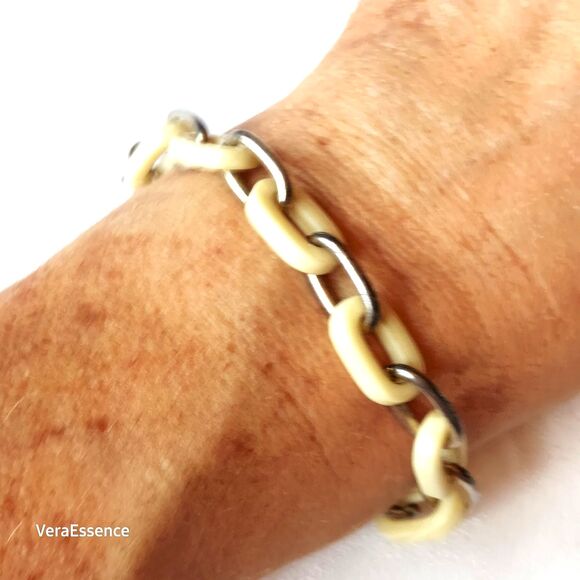 RLL Bracelet 7" long Resin Acrylic and Metal Links Toggle Closure Beige/Silver - Picture 6 of 8